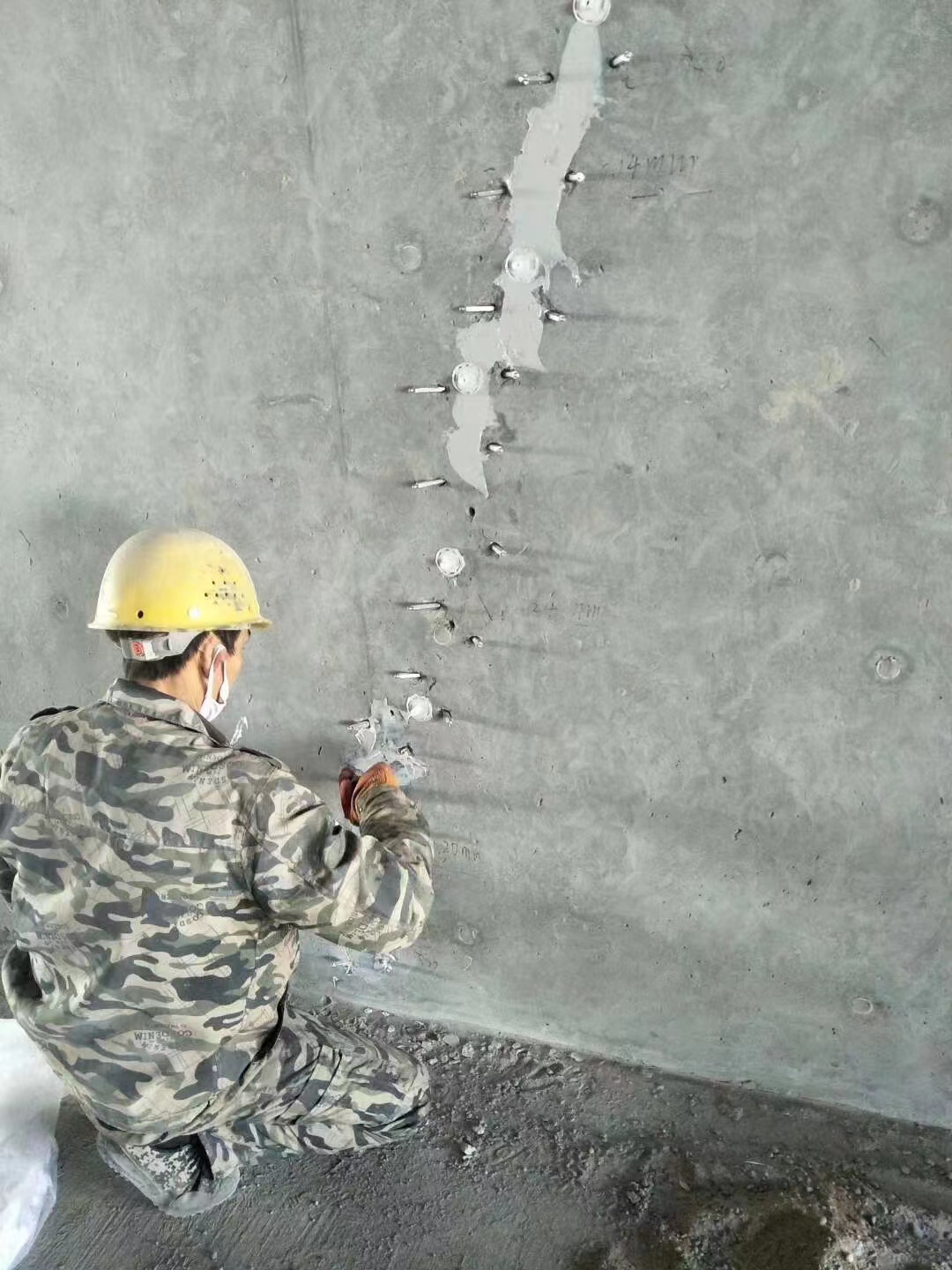 安庆混凝土楼板裂缝加固施工的方案