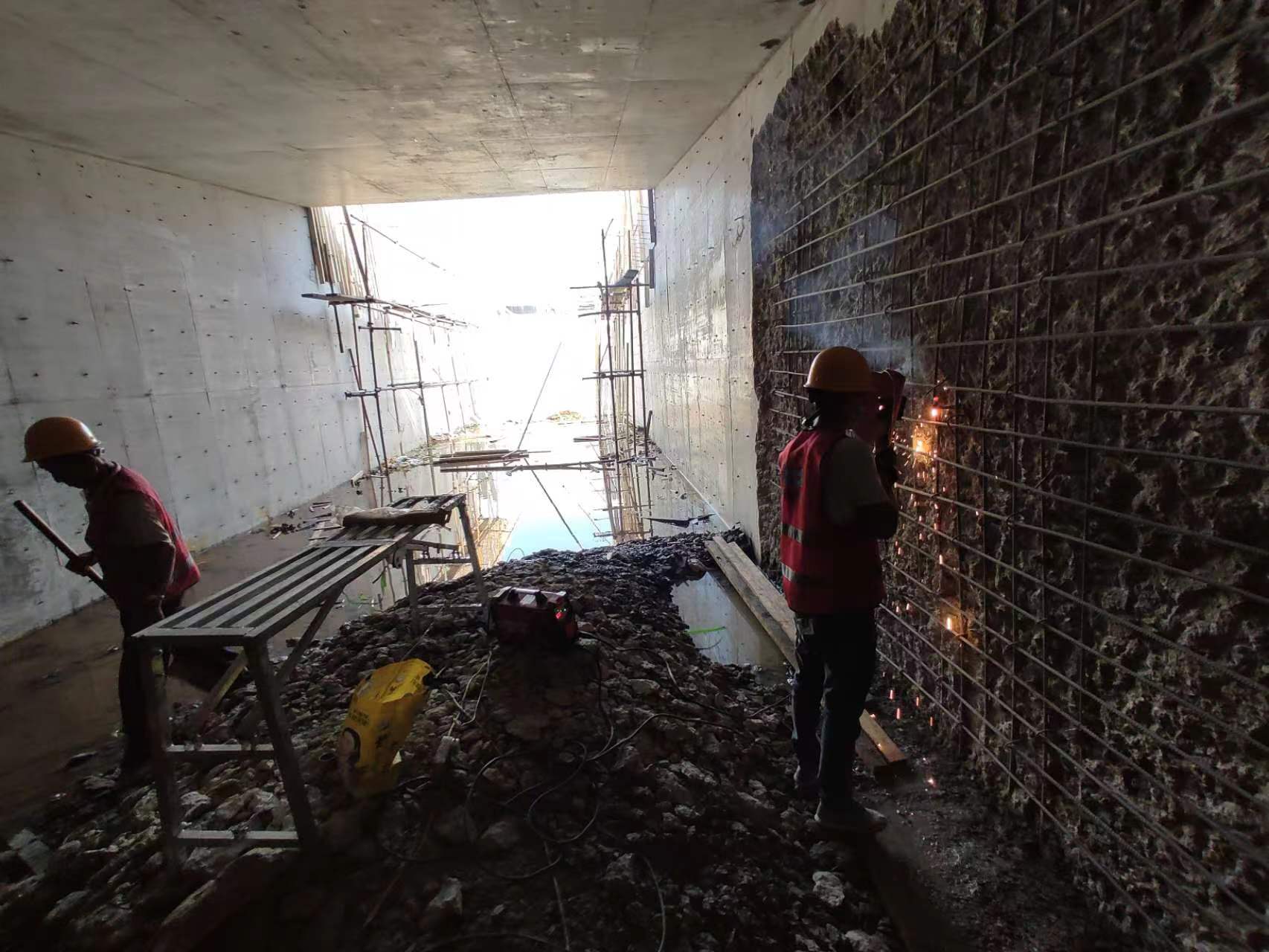 安庆挖断承重墙导致楼体开裂，加固施工方案出炉